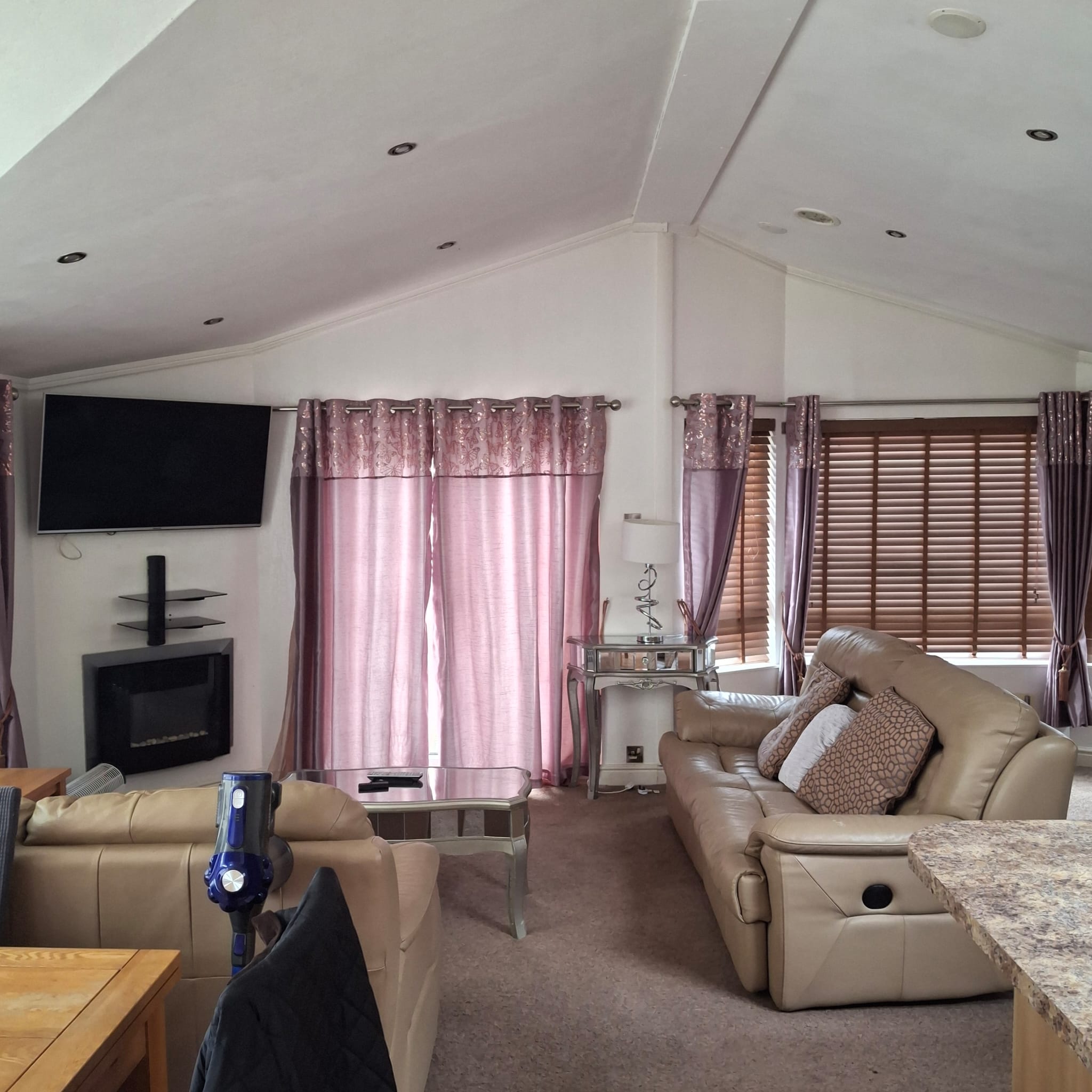 Willerby New England 42x20ft 2 Bed | Double Glazed & Central Heated - Image 4