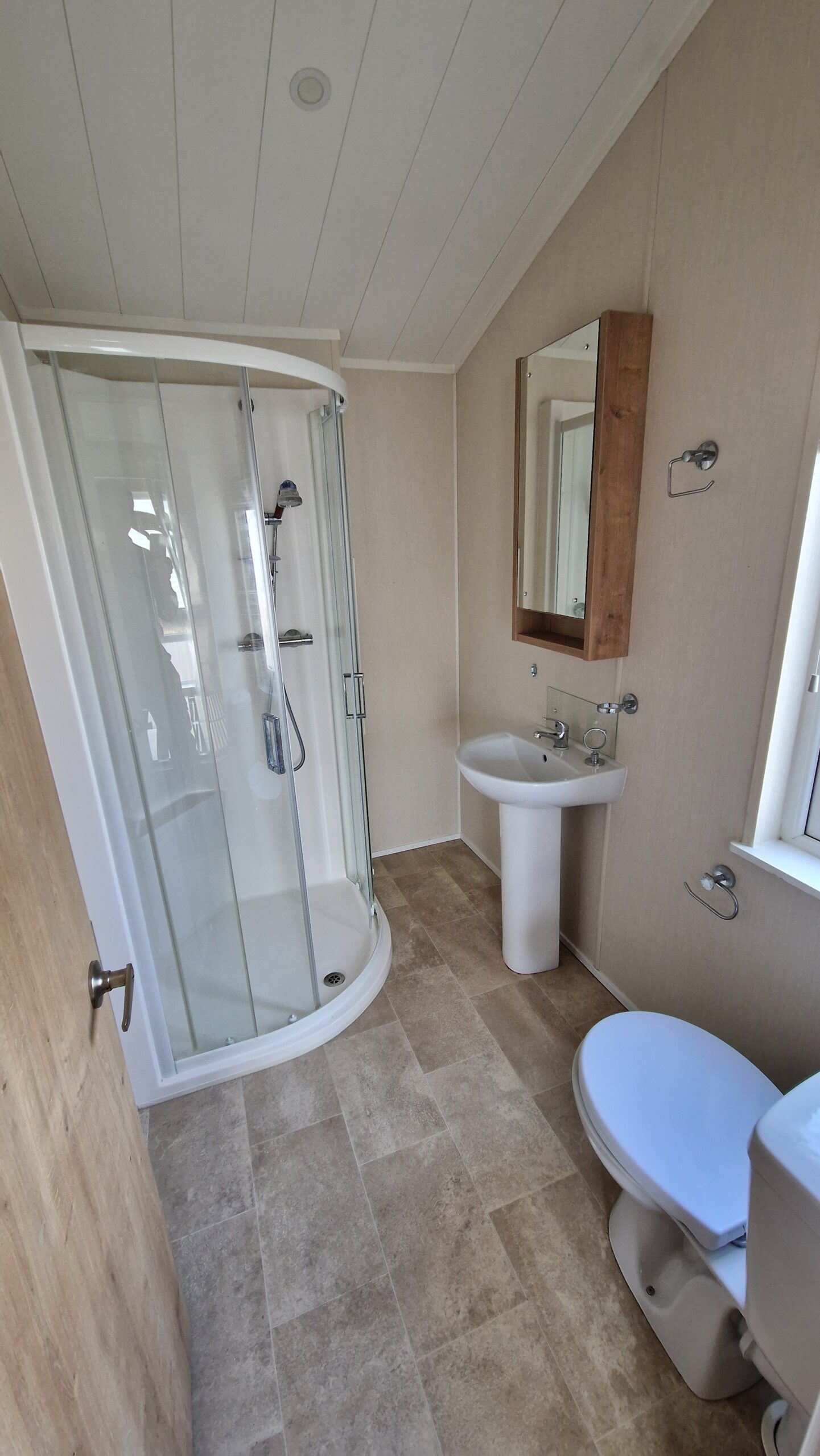 Willerby New England 42x20ft 2 Bed | Double Glazed & Central Heated - Image 3
