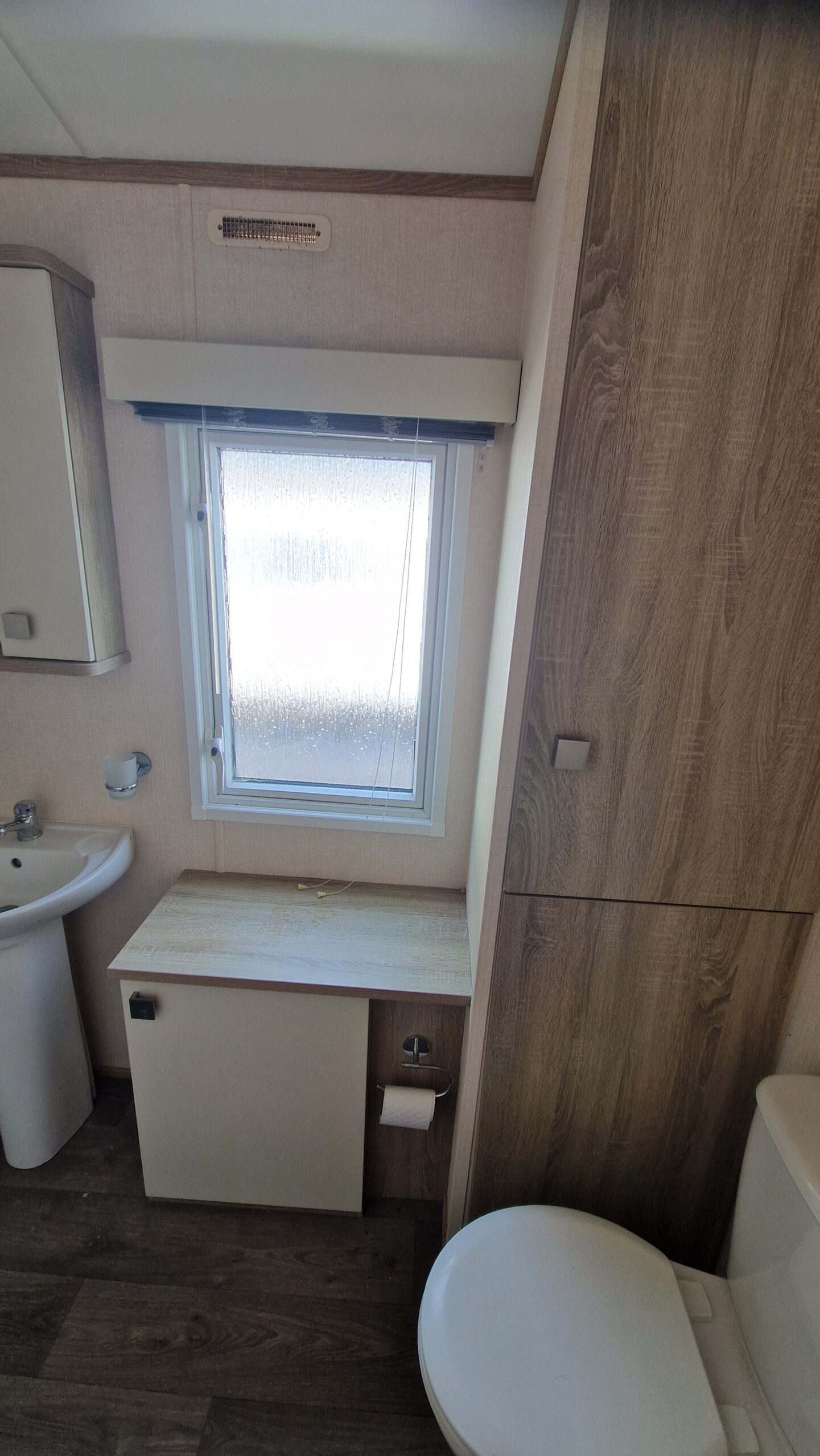 Carnaby Oakdale 37x12ft 2 Bed Double-Glazed Central Heated Static Caravan - Image 2