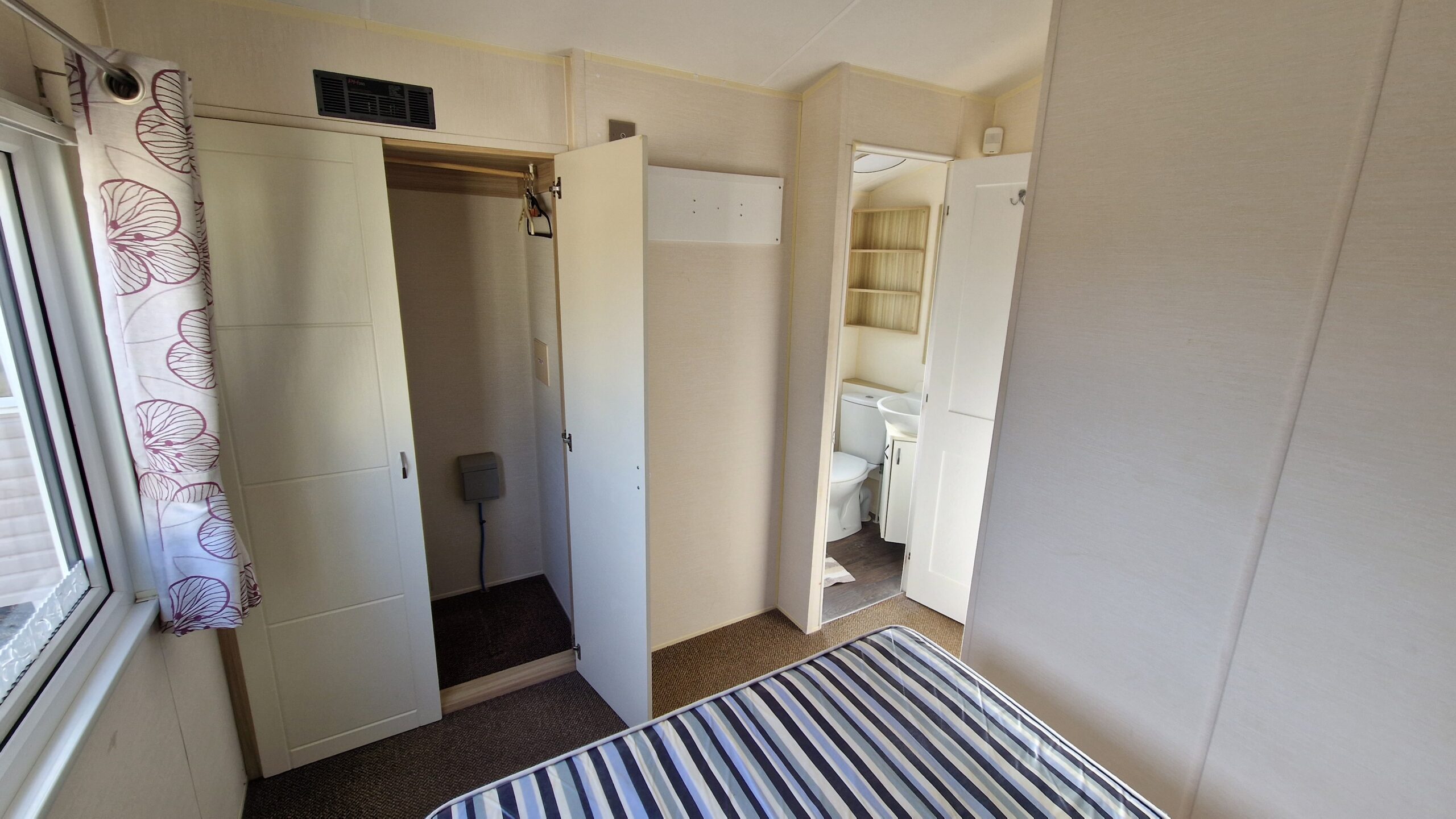 Willerby Villa Centre Lounge - 36x12ft 3 Bed | Static Caravan - Double Glazed - Image 6